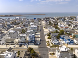 109 E 28TH ST LBI 015